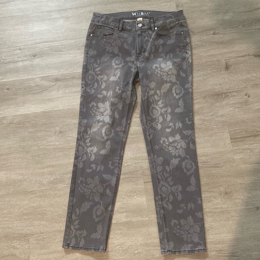 White House, black market size 8 mid rise, slim ankle jeans with floral design